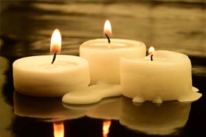 tres velas encendidas y casi gastadas